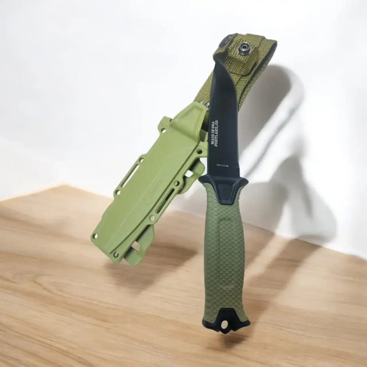 Тактичний ніж Gerber Strongarm FE зі сталевим клинком 420HC, рукояттю з антиковзним покриттям і кобурою Snap-in Molle